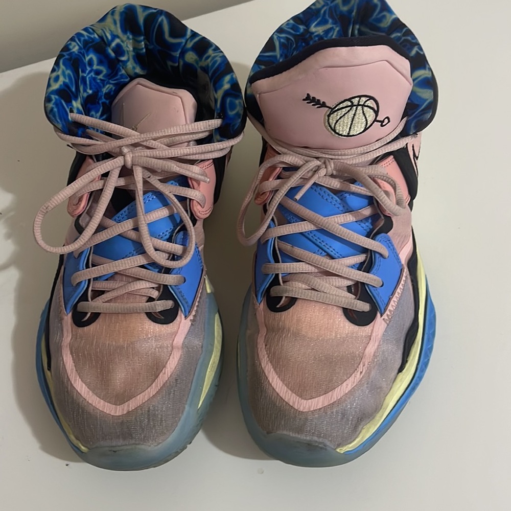 Basketball shoes - Picture 3 of 3